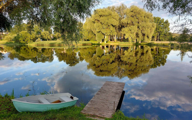 Обои картинки фото корабли, лодки,  шлюпки, река, лодка, отражение