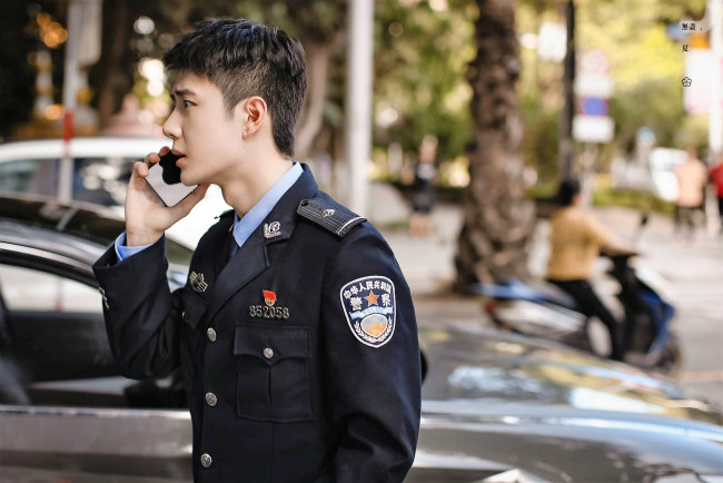 Обои картинки фото кино фильмы, being a hero, чэнь, юй, полицейский, форма, телефон