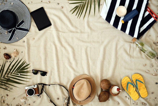 Обои картинки фото разное, одежда,  обувь,  текстиль,  экипировка, шляпы, очки, пляж