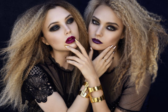 обоя две девушки, девушки, - группа девушек, женщины, две, вместе, разные, сексуальные, модели, звёзды, позируют, разная, обувь, верхняя, стильная, одежда, нижнее, эротическое, бельё, трусы, лифчик, аксессуары, макияж, колготки, чулки, и, множество, элементов, на, фотографии