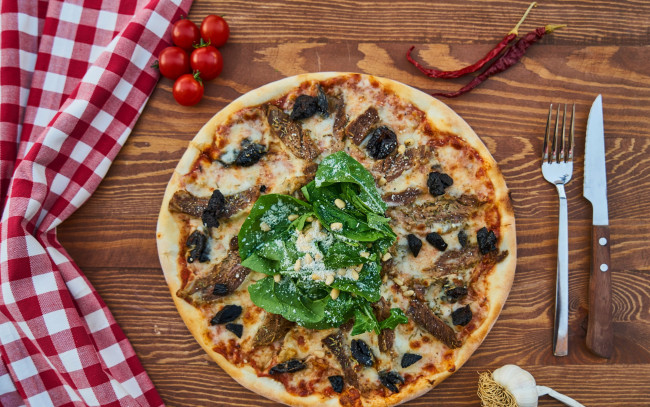 Обои картинки фото еда, пицца, помидоры, черри, шпинат, перчик, чеснок