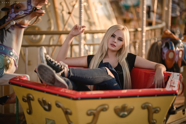 Обои картинки фото сексуальная девушка, девушки, - блондинки,  светловолосые, девушка, женщина, блондинка, светловолосая, сексуальная, модель, звезда, позирует, разная, обувь, верхняя, стильная, одежда, нижнее, эротическое, бельё, трусы, лифчик, колготки, чулки, аксессуары, макияж, и, множество, элементов, на, фотографии