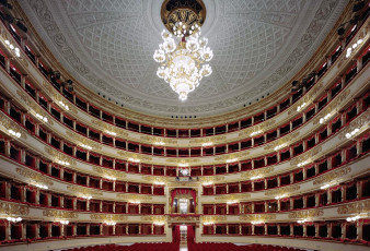 Картинка театр оперы балета милане италия интерьер театральные концертные кинозалы люстра ложи позолота