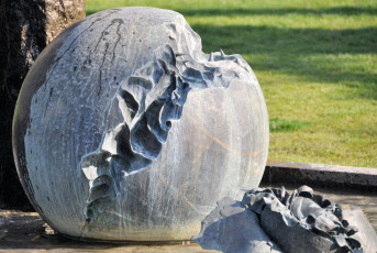 Картинка города памятники скульптуры арт объекты камень трещина