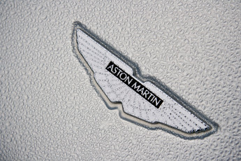 Картинка бренды авто мото aston martin эмблема капли воды