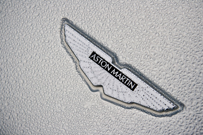 Обои картинки фото бренды, авто, мото, aston, martin, эмблема, капли, воды