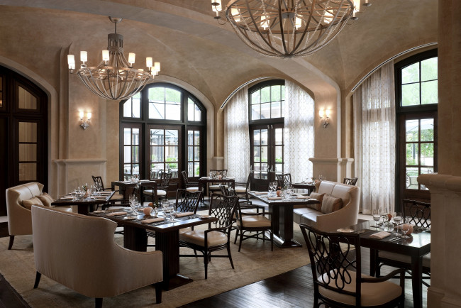 Обои картинки фото интерьер, кафе, рестораны, отели, столики, стулья, сервировка, окна, люстры