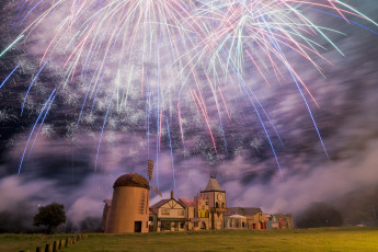 Картинка разное салюты +фейерверки мельница городок салют ночь