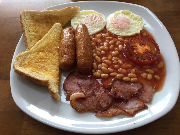 Обои картинки фото еда, вторые блюда, колбаски, яйца, бекон, фасоль