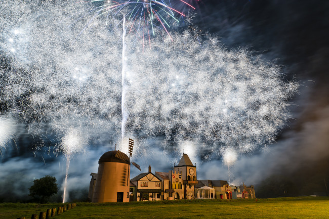 Обои картинки фото разное, салюты,  фейерверки, салют, ночь, городок, мельница