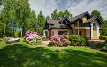 Картинка города -+здания +дома сад лето деревья кусты дом цветы солнце трава газон зелень