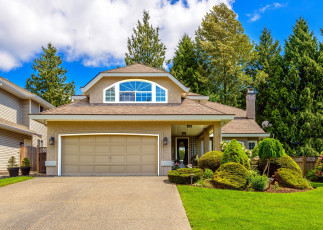 Картинка города -+здания +дома кусты гараж дом