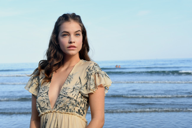 Обои картинки фото девушки, barbara palvin, лицо, декольте, море, платье, модель