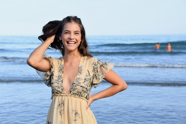 Обои картинки фото девушки, barbara palvin, смех, радость, модель, платье, море