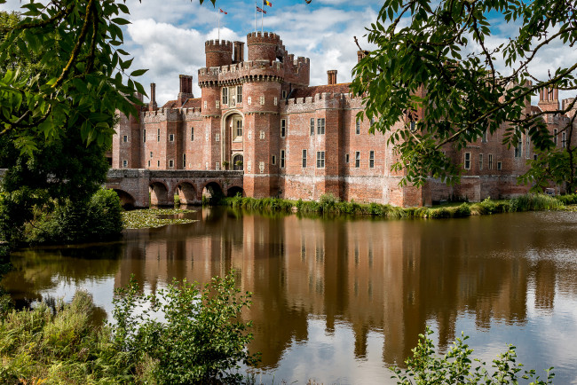 Обои картинки фото castle at herstmonceux, города, замки англии, парк, замок