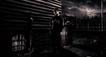 Картинка кино+фильмы sin+city окно двор парень ночь дом