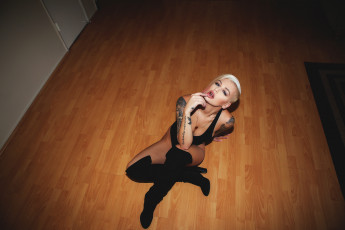 Картинка samii+ryan девушки samii ryan девушка модель блондинка татуировка тату рисунки кожа пирсинг модница причёска флирт поза сексуальная стройная