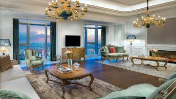 Картинка интерьер гостиная камин ковры люстры диваны