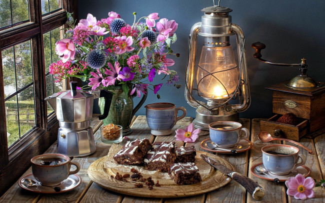 Обои картинки фото еда, натюрморт, букет, лампа, пирожные, кофе