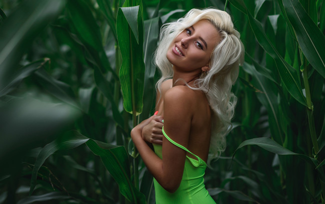 Обои картинки фото margo, девушки, - блондинки,  светловолосые, взгляд, макияж, причёска, красавица, секси, природа, кукуруза, листья, зелень, девушка, модель, блондинка, красотка, стройная, сексуальная, поза, флирт