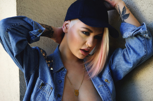 Обои картинки фото samii ryan, девушки, samii, ryan, девушка, модель, блондинка, татуировка, тату, рисунки, кожа, пирсинг, модница, причёска, флирт, поза, сексуальная, стройная