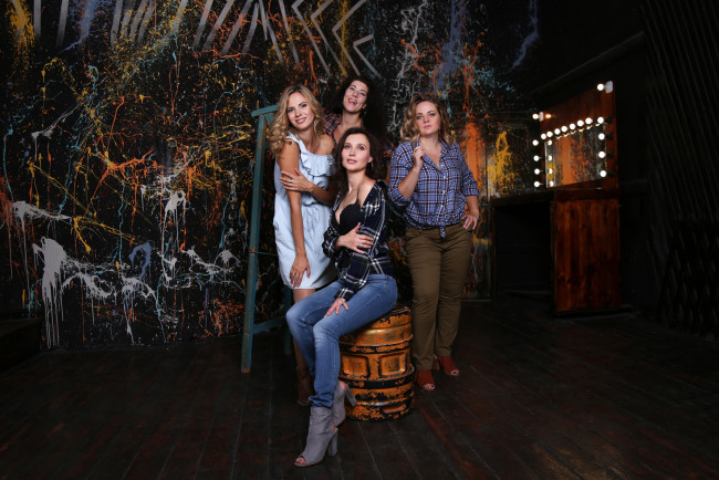 Обои картинки фото девушки, - группа девушек, модели, подружки, позы, фотосессия, джинсы