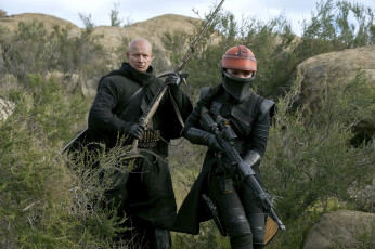 Картинка кино+фильмы the+book+of+boba+fett+ сериал люди оружие кусты камни