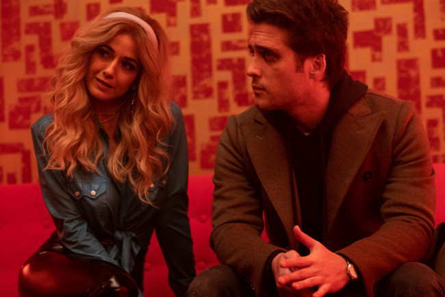 Обои картинки фото кино фильмы, die in a gunfight, девушка, парень, диван