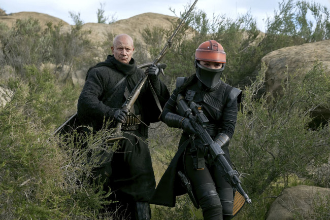 Обои картинки фото кино фильмы, the book of boba fett , сериал, люди, оружие, кусты, камни