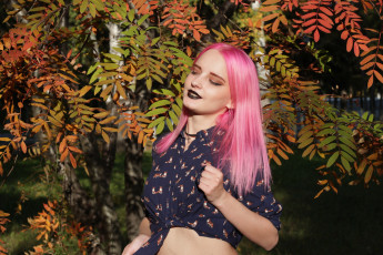 Картинка девушки kirdjava розовые волосы блузка рябина