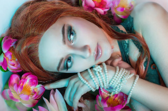 Картинка девушки kirdjava образ ундина лицо кувшинки бусы ванна вода