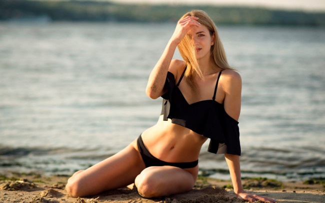 Обои картинки фото девушки, - блондинки,  светловолосые, блондинка, купальник, река, берег