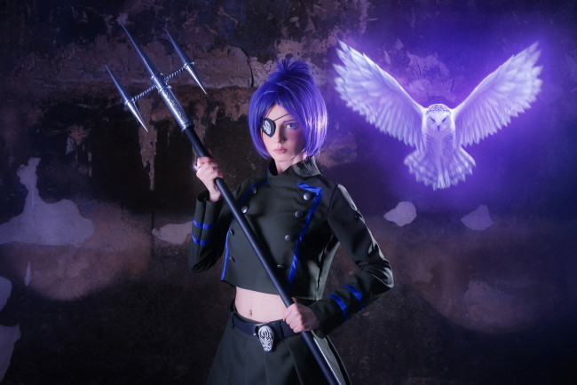 Обои картинки фото девушки, kirdjava, образ, костюм, сова, пещера, оружие