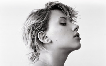 Картинка девушки scarlett+johansson актриса лицо черно-белая