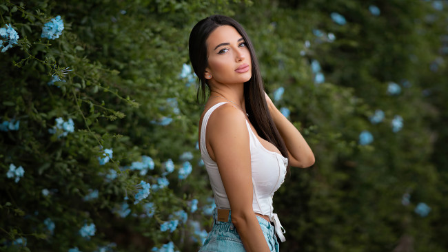 Обои картинки фото девушки, - брюнетки,  шатенки, природа, брюнетка, длинные, волосы, джинсы, большая, грудь