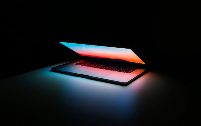 Обои картинки фото компьютеры, мониторы,  ноутбуки, ноутбук, свет