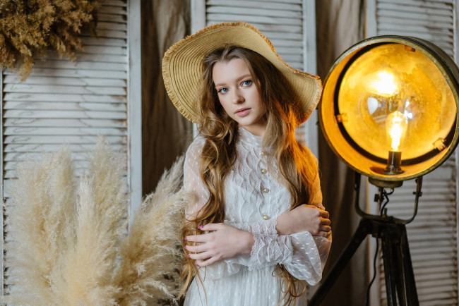 Обои картинки фото девушка - girl, девушки, - брюнетки,  шатенки, девушка, женщина, шатенка, темноволосая, сексуальная, модель, звезда, позирует, разная, обувь, верхняя, стильная, одежда, нижнее, эротическое, бельё, трусы, лифчик, колготки, чулки, аксессуары, макияж, и, множество, элементов, на, фотографии