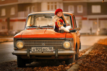 обоя разное, дети, девочка, берет, гитара, машина, листья, осень, дом