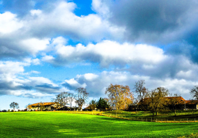 Обои картинки фото города, - здания,  дома, деревня, дома, осень, деревья, облака, поля