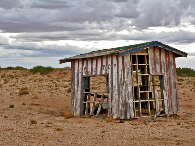 Обои картинки фото разное, развалины, руины, металлолом, сарай, доски, песок