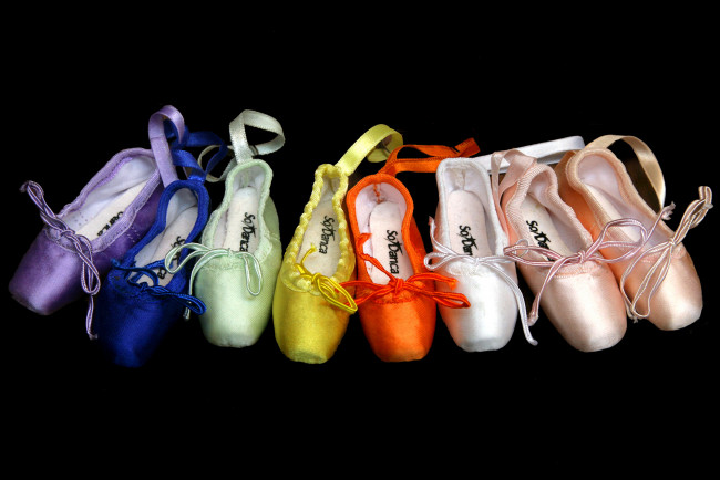 Обои картинки фото разное, одежда, обувь, текстиль, экипировка, фон, тёмный