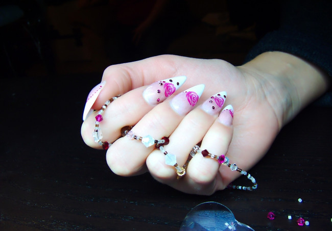 Обои картинки фото разное, руки, маникюр, бусы