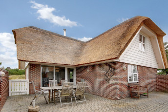 Картинка города здания дома дом стол стулья