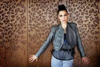 Картинка jesse jay музыка другое джинсы сетка майка куртка глаза певица сережки ногти