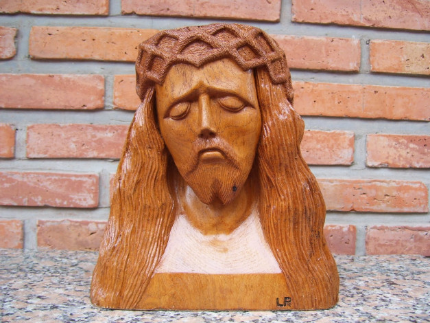 Обои картинки фото разное, ремесла, поделки, рукоделие, скульптура, дерево, стена