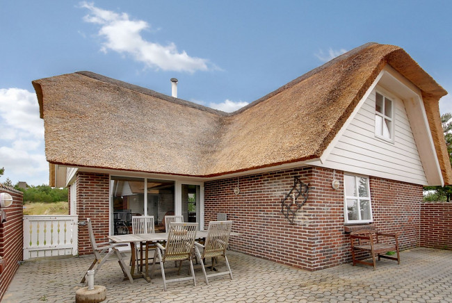 Обои картинки фото города, здания, дома, дом, стол, стулья