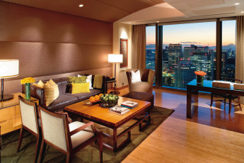 Картинка интерьер гостиная стол лампа цветы диван