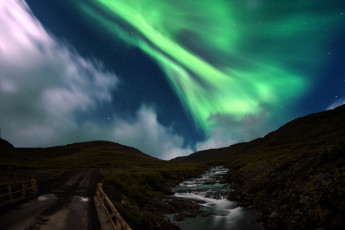 Картинка природа северное+сияние сияние река ночь мост северное пейзаж