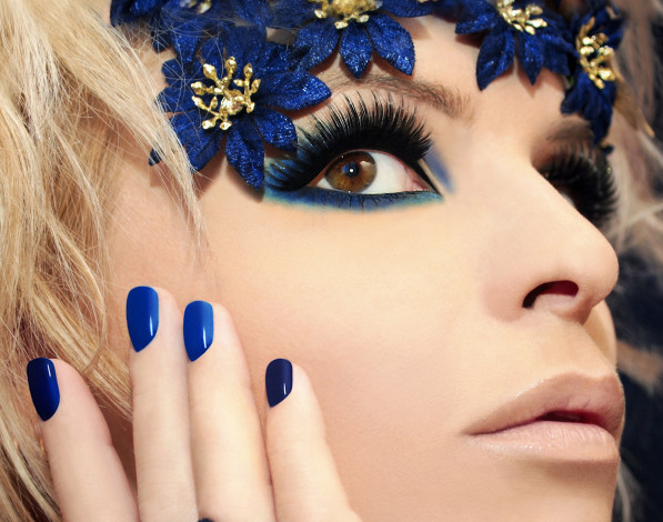 Обои картинки фото девушки, -unsort , лица,  портреты, тени, макияж, рука, девушка, стиль, блондинка, лицо, ресницы, карие, глаза