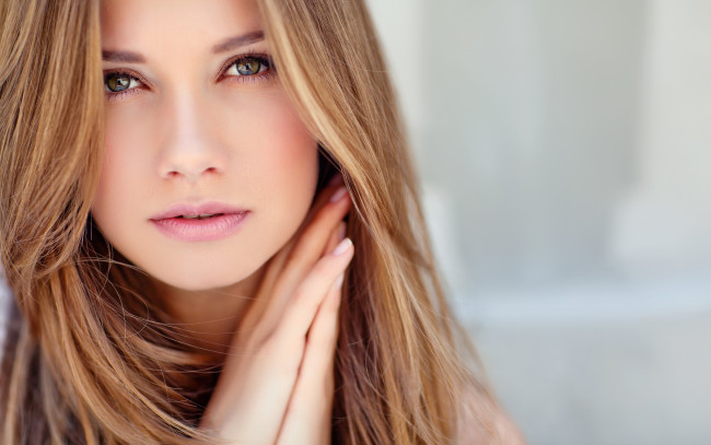 Обои картинки фото девушки, -unsort , лица,  портреты, взгляд, девушка, зеленые, глаза, волосы, светлые, руки